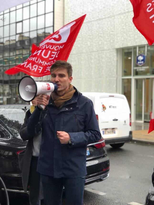 Coupe du monde au Qatar : les jeunes communistes vont droit au but