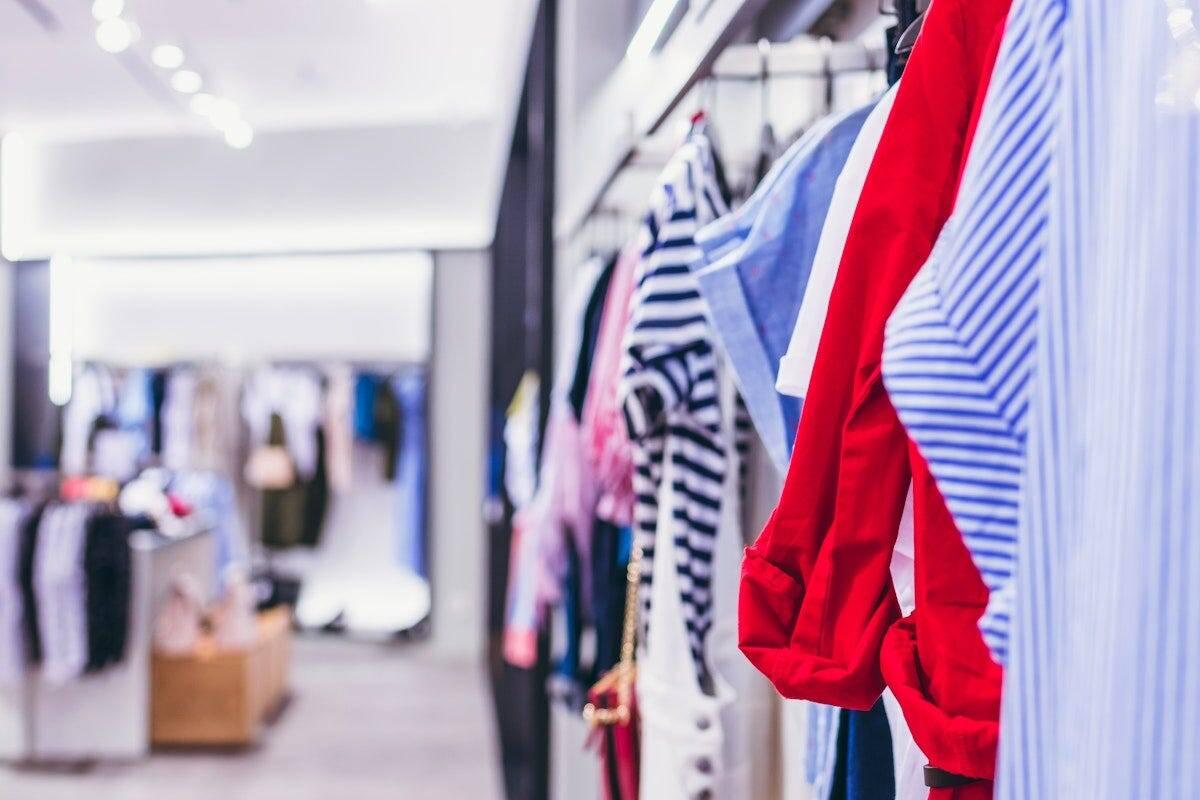 Fast fashion : le Sénat vote une première loi recousue