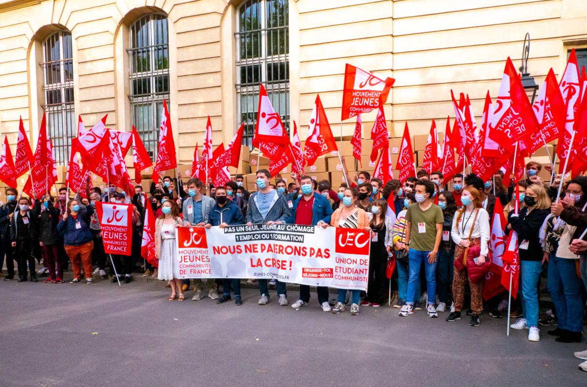 Cover Image for Les jeunes communistes déposent 1,5 millions de CV devant le ministère du travail