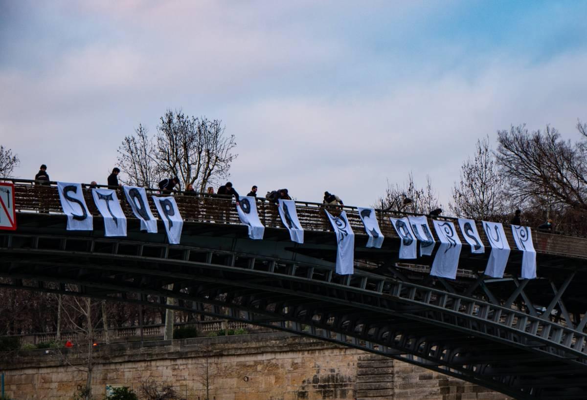 Cover Image for “Stop à Parcoursup” : 3 banderoles sur la Seine