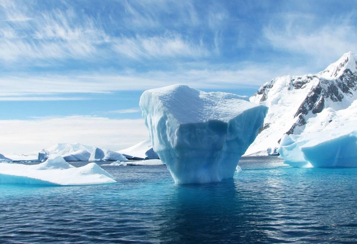 Fonte des glaces : l’urgence face aux enjeux environnementaux, politiques, sociaux et sanitaires