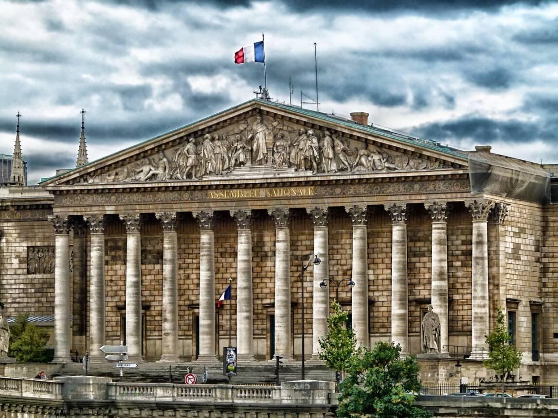 Loi contre les dérives sectaires : Booba rejoint Le Pen, LFI vote avec le RN… Que se passe-t-il ?